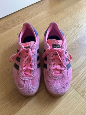 Adidas Gazelle strl 37 1/3  - Fint skick, knappt använda. Storlek 37 1/3
