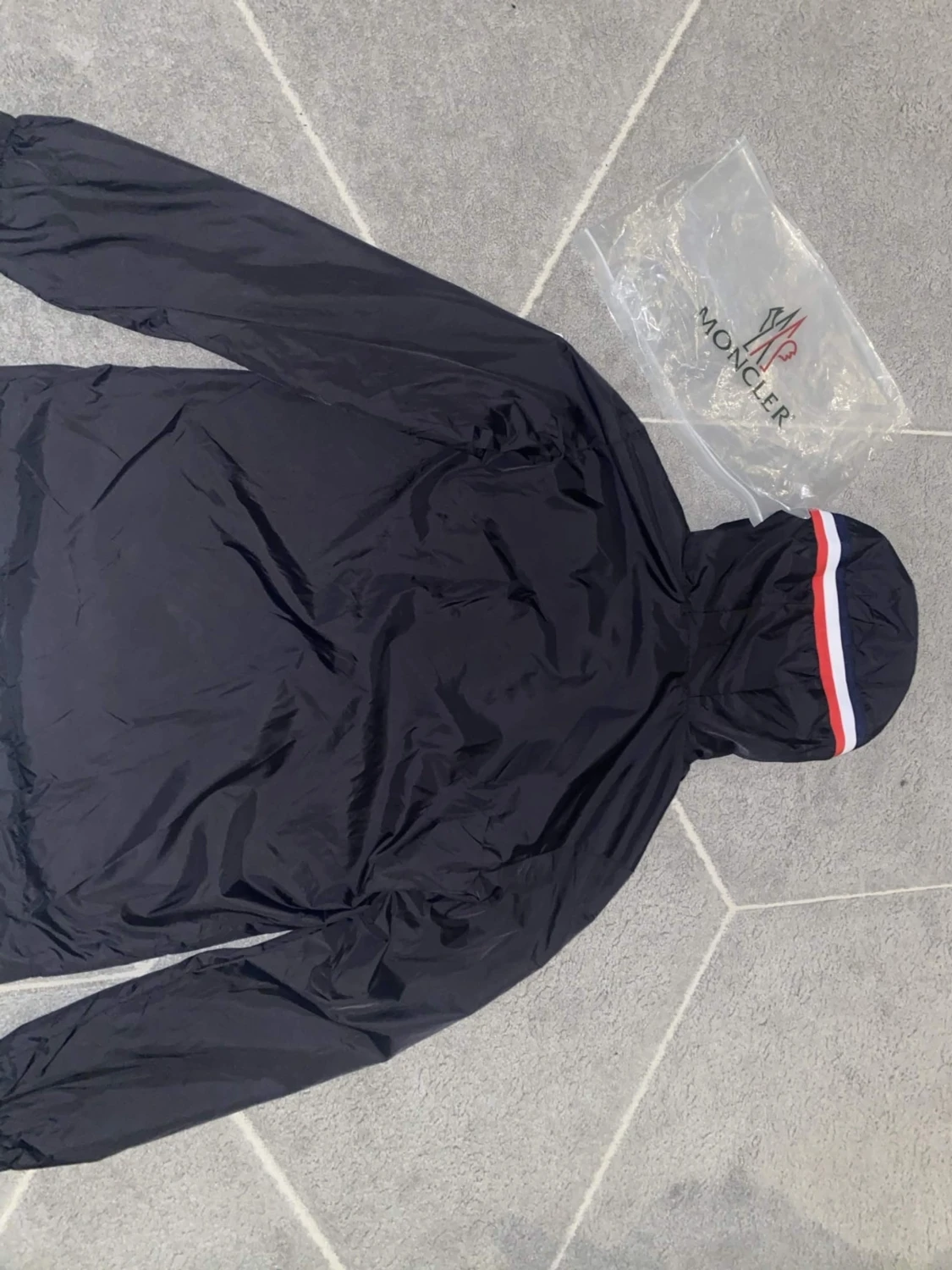 Svart vindjacka med huva från Moncler - 1