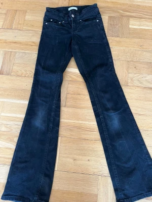 Ginatricot Svarta Jeans - Svarta flared jeans från Ginatricot i storlek 32. Jeansen är i bra skick och har använts ett par få gånger. 