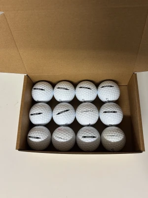 Callaway Diablo. A/B klass - Callaway Diablo är en pålitlig golfboll som kombinerar lång längd, bra kontroll och en mjuk känsla. Ett utmärkt val för både vardagsspel och träning.  A/B-klass: Våra A/B-klassade bollar är i mycket fint skick med endast minimala tecken på användning. De är tvättade, noggrant sorterade och fullt spelbara med mycket hög kvalitet.