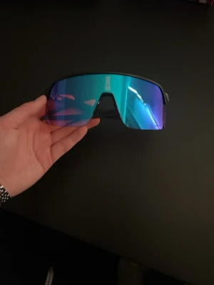 Oakley Sutro Lite - Helt nya, oanvända - Ett par äkta Oakley Sutro Lite med Prizm-linser. Glasögonen är helt nya och aldrig använda. Säljs i originalkartong och är i nyskick. Perfekta för cykling, löpning, träning eller vardagsbruk. Prizm-linserna ger skarp kontrast, bra färgåtergivning och 100 % UV-skydd. Pris: 2300kr (kan diskuteras vid snabb affär)