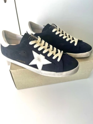 Marinblå golden goose skor  - Skorna är helt nya och kommer med box. Färgen är mörkblå. Storlek 44. Fler storlekar i profilen. Snabba affärer kommer att prioriteras! 