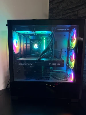Stationär gamingdator med RTX 5070ti - Säljer en stationär dator med svart chassi och genomskinlig sidopanel..Dator specs Windows 11 Home 64-bit  CPU: Intel Core i7 14700f  RAM: 16gb 3000MHz  Moderkort: Tuf gaming B760-plus wifi(LGA1700)  Grafikkort Geforce RTX 5070ti  SSD: 931gb KINGSTON