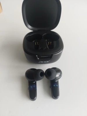 Svarta trådlösa in-ear hörlurar Acer - Snygga svarta trådlösa in-ear hörlurar från Acer med laddningsetui. Hörlurarna har en stilren och kompakt design med mjuka silikontoppar för bekväm passform. Perfekta för musik, poddar och samtal på språng.