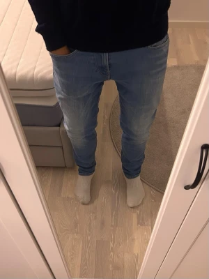Replay Anbass - Säljer ett par blå Replay Anbass jeans i storlek w29 l30.