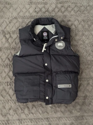 Mörkblå dunväst från Canada Goose - Unik Canada goose väst i mycket bra skick.