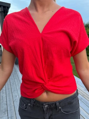 Röd topp från Gina tricot  - Superfin färg 