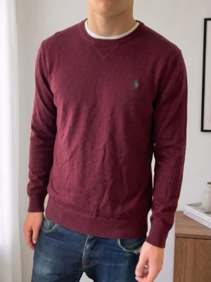 Vinröd Ralph lauren - Säljer en sjukt fet vinröd tröja från Ralph Lauren. Uppskattad strl L–M. Tröjan är i helt okej skick förutom att lappen är borta, men det påverkar inte användningen. Hör gärna av er vid frågor eller funderingar!! 