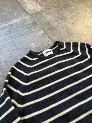 Vintage Acne Studios Striped Knit - Tjabba! nu säljer jag min helt sjuka AW12 acne studios tröja😉 den är i strlk L men sitter som M🥹 tveka inte på att skriva ifall ni har frågor👏