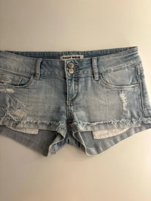 Tally weijl jeansshorts - Säljer dessa jättesnygga jeansshorts från tally weijl! Priset går alltid att diskutera och shortsen finns kvar tills den är markerad såld. 💓 Midjemått rakt över: 37cm Längd på sidan: 21cm