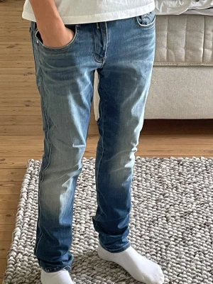 Replay anbass jeans  - Replay anbass jeans | Modell: Anbass | Inga defekter |Skriv vid någon fråga, fraktas snabbt 🙌   