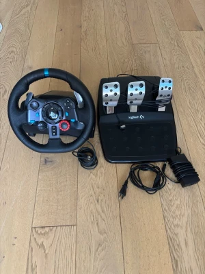 Logitech ratt och pedaler PS4/PC - Logitech ratt för PS4 och PC. Använd ett fåtal gånger. I mitten av ratten där PS4 loggan sitter finns en liten buckla men överlag är ratten i mycket bra skick. Alla nödvändiga kablar finns. Utan kartong.