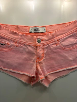 Hollister jeansshorts  - Säljer dessa jättesnygga jeansshorts från Hollister! Priset går alltid att diskutera och shortsen finns kvar tills den är markerad såld. 💓 Midjemått rakt över: 37cm Längd på sidan: 19cm