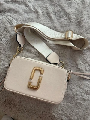 Ljusbeige axelväska Marc Jacobs - Helt ny väska oanvänd 