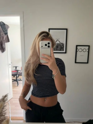 Topp WEEKDAY - En marin blå randning T-shirt från weekday i storlek L. Knappt använd skönt och stretchigt material. Ganska liten i storleken beroende på hur man vill den ska sitta