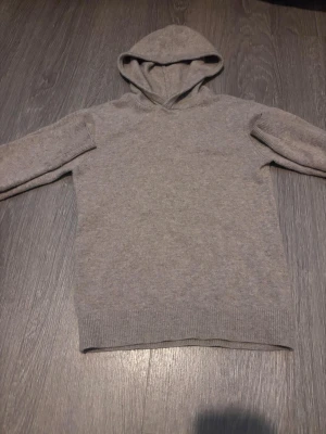 Merinoull hoddie - Merinoull hoddie från valient, perfekt nu till hösten när det börjar bli lite kyligare. Skriv pm om ni har frågor!