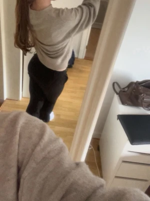 Svarta leggings med hög midja - Säljer ett par svarta leggings med hög midja och tight passform. De är stretchiga och sitter snyggt på kroppen, perfekta till både oversized tröjor och crop tops. Materialet ser mjukt och bekvämt ut, passar till många olika stilar. knappen som ska sitta på insidan är borta men inget som påverkar hur den sitter