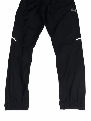 Svarta träningsbyxor från Under Armour - Säljer ett par svarta träningsbyxor från Under Armour med resår i midjan och logga på låret. Byxorna har reflexdetaljer på benen och är tillverkade i ett lätt och funktionellt material som passar perfekt för träning.