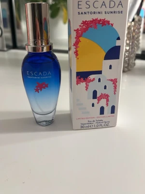 Escada Santorini Sunrise parfym 30ml - Escada parfym 30ml. Väldigt lite använd!