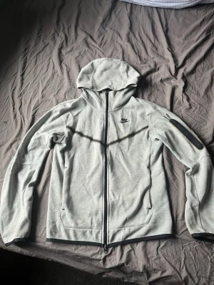 Nike Tech Fleece Grå - Nike Tech Fleece full zip tröja i bra skick. Inga synliga skador.                                       Hör gärna av dig vid intresse// Oliver