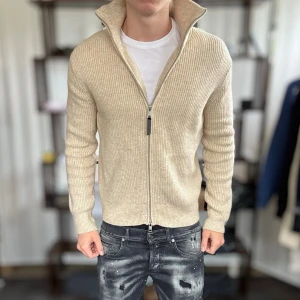 Stickad kofta - Mycket fint skick, inga defekter. Riktigt skönt material🤩 Modellen är 185 cm, 75 kg. Alltid billigare pris vid köp av flera varor‼️🙌Svarar alltid på frågor eller funderingar!  