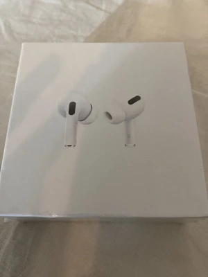 Vita trådlösa in-ear hörlurar - Säljer ett par vita trådlösa in-ear hörlurar med stilren design och silikonproppar. Hörlurarna har en kompakt form och laddas i ett tillhörande etui. Perfekta för musik, poddar och samtal på språng.