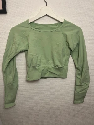 Grönt träningsett  - Jättefint grönt träningsett, kan va lite nopprig men inget som syns alls. I storlek xs/s. 💚