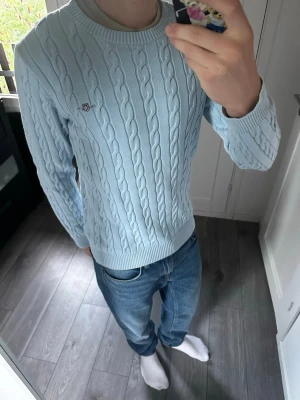 Ljusblå Gant Tröja  - Tja jag säljer en mycket snygg Gant tröja i Storlek M.  Den är i 9/10 Skick  Den sitter som en liten M.  Kvitto finns om man behöver och mått och annat finns på bilderna. Modellen är 180cm. Priset är ej hugget i sten och vid köp postas den inom 24h