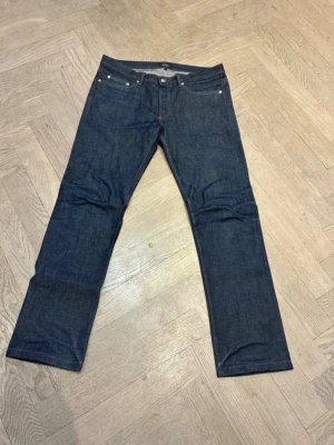 Japansk selvedge APC jeans köpta i Japan  - A.P.C. råa selvedge-jeans i japansk denim, köpta i Japan. Endast lätt  använda och fortfarande i riktigt fint skick. Inga ordentliga fades har börjat än, så det finns massor av liv kvar i dem och de är redo att gå in naturligt. Klassisk rak passform och riktigt fin kvalitetsdenim, 100 % bomull. Ett perfekt par om du gillar rå denim och vill göra egna fades.