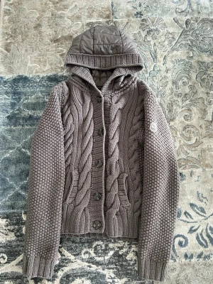 Grå stickad Moncler cardigan med huva - Snygg grå stickad cardigan från Moncler, inga defekter, storlek Small 