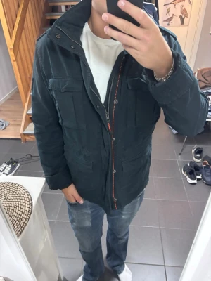 Superdry Field Jacket - Storlek L passar M därav klassad som M, skick 8/10. Postar samma dag!