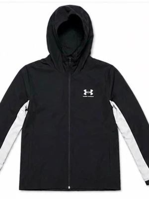 Under Armour hoodie - Snygg svart hoodie från Under Armour med dragkedja framtill och vita paneler längs ärmarna. Klassisk huva och logga på bröstet. Perfekt för en sportig look och tillverkad i ett lätt material som känns bekvämt hela dagen.