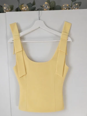 Gul top från Zara - Fin gul top från Zara. Endast provad.