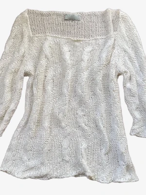 Vit kabelstickad tröja med 3/4-ärm - superfin vintage y2k made in italy 🇮🇹 vit stickad tröja med kabelstickat mönster och 3/4-ärm. Tröjan har en bred, fyrkantig ringningfrån Status. Den har en offshoulder-design och trekvartsärmar, perfekt för vår, höst och sommar. Tröjan är i ett luftigt stickat material som ger en avslappnad och chic look. Perfekt för både vardag och fest! 🌼wirh a silver logo embroidered on the tag!🏷️ 