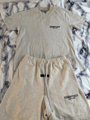 Essentials  - Säljer en ljusgrå t-shirt och short set från Essentials. Har använt 2-3 gånger max, storlek S men kan passa till M också. 