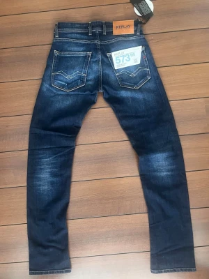 Nya Replay Grover 29/32 - Helt nya och oanvända replay grover, riktigt snygga, säljes vidare eftersom de tyvärr inte passade mig. 10/10 skick. Storlek 29/32 slim/straight passform.