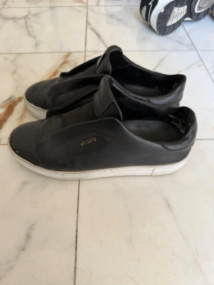Axel arigato 360  Laceless  - Axel arigato laceless i svart läder, storlek 42. Rätt bra skick kolla bilderna!