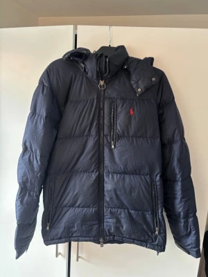 Jättefin dun vinterjacka Ralph lauren L - Jättefin eftertraktad och populär blå Ralph lauren vinterjacka i storlek L säljes. Grym passform och perfekt nu till vintern i mycket gott skick! Tveka inte vid minsta fråga eller fundering!