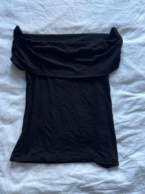 Off shoulder tshirt - Superfin offshoulder tshirt i skönt material, bra skick och bra passform, offshoulder biten är ganska stor så den åker inte upp så lätt vilket är bra! 