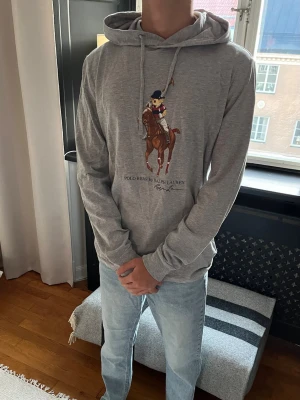 Ralph Lauren hoodie Polo Bear-tryck M - Lite tunnare hoodie från Ralph Lauren med Polo bear tryck 