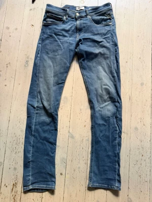 Replay jeans - Säljer ett par klassiska blå jeans med raka. Inga fel på dessa byxor. Skriv om det är några frågor. Storlek 30/32