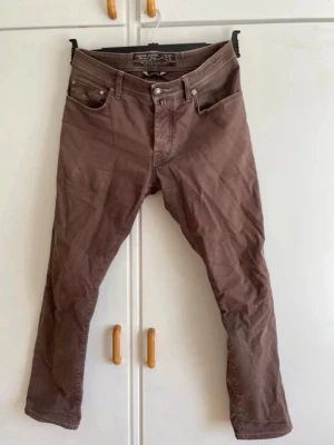 Bruna Jacob Cohen jeans - Säljer dessa bruna Jacob Cohen jeans som är perfekta nu till hösten! storlek 33! Pris går att diskutera vid snabb affär! Hör av dig vid minsta fundering 