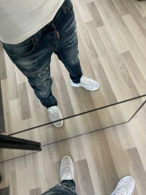 Navy blå dsquared2 Jens  - Ett var navy blå dsquared2 Jens med slitningar, har haft på den ett par gånger, annars är det relativt nya , den är ganska slim så ni som gillar ett par slim fitt Jens med slitningar passa på