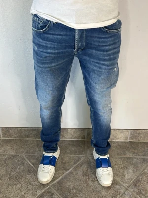 Dondup George Jeans - CONDITION — 9/10 Excellent condition.  Light signs of wear.     SIZE — 35 Model is 170 cm, 67kg  MEASUREMENTS (CM) (Please refer to the last photo for measurement guide)  A — 44 cm  B — 95 cm  C — 15 cm