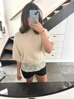 Trekvartsärmad tröja  - Säljer en beige stickad tröja med korta ärmar, använt den endast en gång🩷🎀