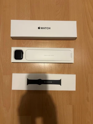 Apple Watch Series SE 44 mm – midnight black - Apple Watch Series SE 44 mm – midnight black  Säljer en Apple Watch Series SE 44 mm i färgen Midnight Black för den inte används mer.  Modell: Apple Watch Series SE Storlek: 44 mm Färg: midnight  Armband: Svart Sport Band Originalförpackning: Ja Laddare: Ingår och funkar perfekt   Klockan är väl omhändertagen och är i mycket fint skick. Se bilderna för klockans exakta skick.  Originalkartong och armband ingår enligt bilderna.  Alla bilder i annonsen visar den faktiska produkten.