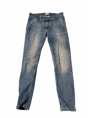 Libero Milano italienska jeans – blå washed denim – strl 46 - Libero Milano jeans i storlek 46, köpta i butik i Milano 🇮🇹  Snygg ljusblå washed denim med naturligt faded uttryck och stilren italiensk passform. Libero Milano-läderpatch baktill. Ett par jeans som är enkla att bära både mer dressat med skjorta/loafers och avslappnat med stickat eller sneakers.  Fint begagnat skick – se bilder för skick och detaljer.  Har fler märkesplagg ute på profilen. Paketpris kan ordnas vid köp av flera 🤝