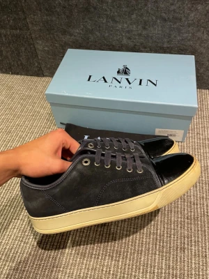 Lanvin skor  - Hej, säljer nu dessa svin snygga lanvin skor. Skorna är i fint skick!  Begränsat antal boxar och dustbag. Hör av dig vid frågor.