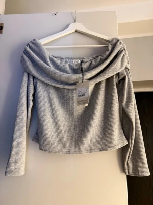 Kaiia Off Shoulder Topp - ASOS - Säljes då jag inte tagit tag i att fixa retur, så denna har bara legat och tagit plats det senaste året i garderoben! 😁 Är i ribbat och jätteskönt material. Skulle säga att den är normal i storleken. 🌸 Finns även ett par matchande byxor till denna tröja som är en separat annons.       Nypris var ca. 400:- 
