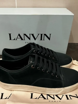 Gröna Lanvins - Lanvins i en riktigt snygg grön färg. Har ett fåtal deffekter men överlag bra skick. Storlek 43 men passar även 44. Nypris 5199 kr. Hör av er vid frågor eller om ni vill ha fler bilder.